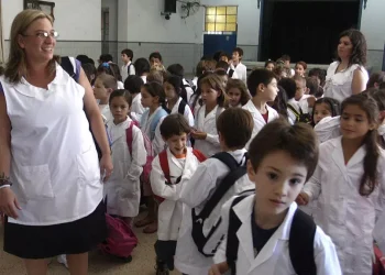 En Argentina, los alumnos pierden un mes de clases por año y el equivalente a un ciclo lectivo en toda la primaria