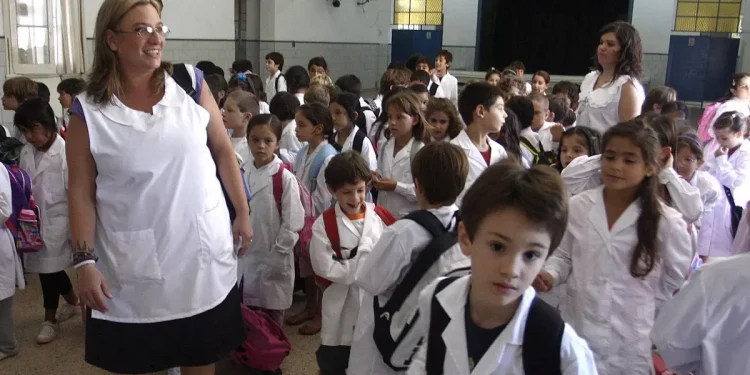 En Argentina, los alumnos pierden un mes de clases por año y el equivalente a un ciclo lectivo en toda la primaria
