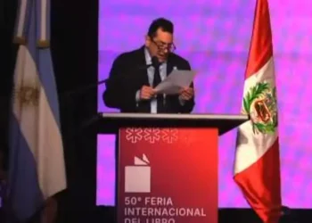 Críticas, silbidos, defensa de los glaciares y la educación pública: así empezó la 50 Ferial del Libro