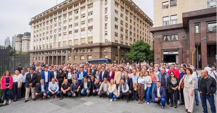 Un municipazo para mover el avispero de Javier Milei: intendentes reclamaron a Caputo y ya piensan en 2027