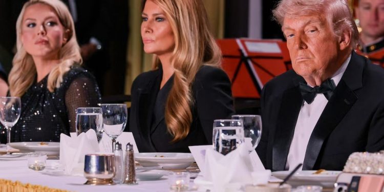 Evacúan a Trump de un evento tras escucharse disparos