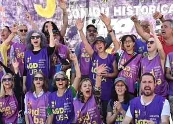 Docentes de la UBA dan clases públicas en reclamo por la Ley de Financiamiento Universitario: de la casa de Adorni a la Casa Rosada