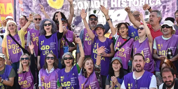 Docentes de la UBA dan clases públicas en reclamo por la Ley de Financiamiento Universitario: de la casa de Adorni a la Casa Rosada