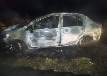 Susto en la Ruta 76: un auto sufrió pérdidas totales tras incendiarse a primera hora de la mañana