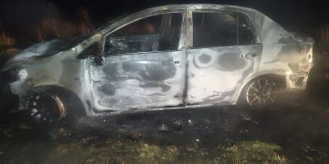 Susto en la Ruta 76: un auto sufrió pérdidas totales tras incendiarse a primera hora de la mañana
