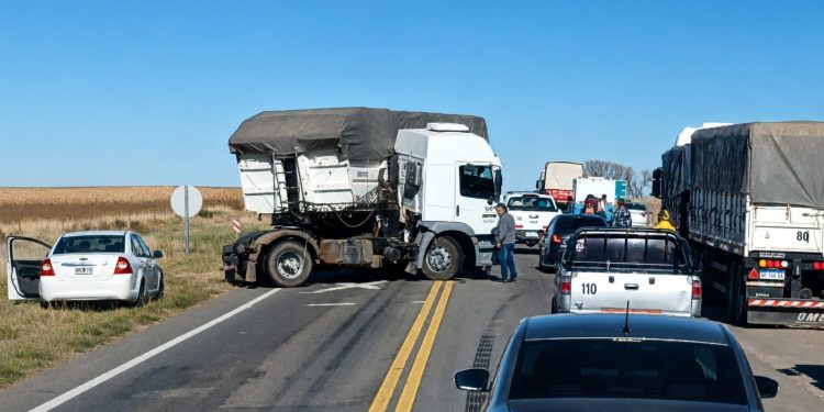Jornada accidentada en la Ruta 33: dos choques de camiones generaron demoras y complicaciones en el tránsito