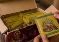 Insólita estafa viral: compró una caja de figuritas del Mundial y se llevó una desagradable sorpresa