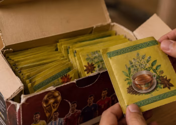 Insólita estafa viral: compró una caja de figuritas del Mundial y se llevó una desagradable sorpresa