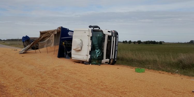 Trágico accidente en Suarez: Un camionero murió al volcar  en el puente Crocci.