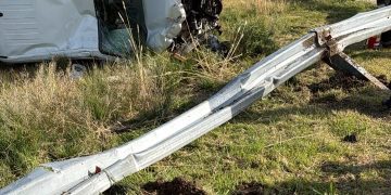 Un fuerte choque entre un camión y una camioneta en la Ruta 33 dejó dos heridos