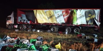 Siniestro vial en la Ruta 51: un camión perdió casi toda su carga de cerveza tras una ráfaga de viento