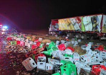 Siniestro vial en la Ruta 51: un camión perdió casi toda su carga de cerveza tras una ráfaga de viento