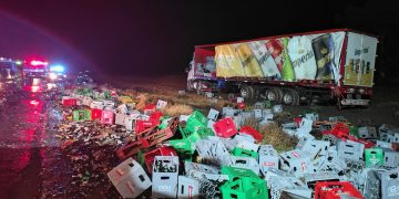 Siniestro vial en la Ruta 51: un camión perdió casi toda su carga de cerveza tras una ráfaga de viento