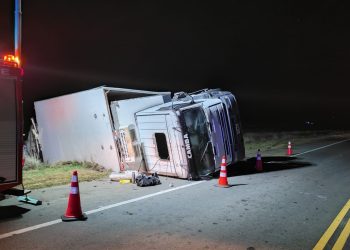 Vuelco de un camión en la Ruta 51: el chofer resultó ileso