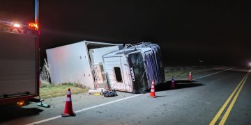 Vuelco de un camión en la Ruta 51: el chofer resultó ileso