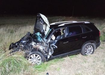 Fuerte choque entre un automóvil y un camión sobre la Ruta 51.