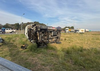 Un fuerte choque entre un camión y una camioneta en la Ruta 33 dejó dos heridos
