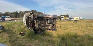 Un fuerte choque entre un camión y una camioneta en la Ruta 33 dejó dos heridos