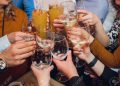 Por qué el alcohol nos hace sentir felices y tristes a la vez, y qué otros efectos tiene en nuestro cuerpo