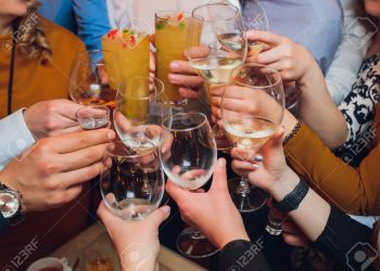 Por qué el alcohol nos hace sentir felices y tristes a la vez, y qué otros efectos tiene en nuestro cuerpo