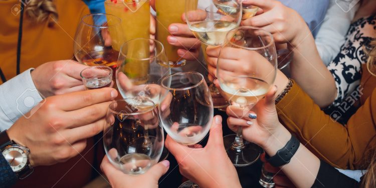 Por qué el alcohol nos hace sentir felices y tristes a la vez, y qué otros efectos tiene en nuestro cuerpo