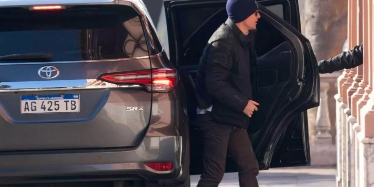 La camioneta con la que se mueve Santiago Caputo acumula más de $17 millones en multas