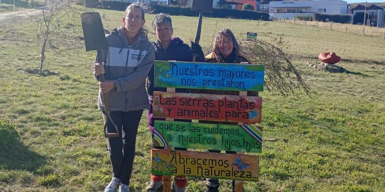 Compromiso Verde en Cerro Ceferino: Vecinos se organizan para transformar y cuidar la plazoleta del barrio