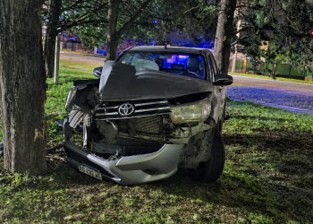 Accidente en la madrugada: Perdió el control de su camioneta e impactó contra el predio del Club Papelero.