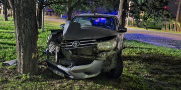 Accidente en la madrugada: Perdió el control de su camioneta e impactó contra el predio del Club Papelero.