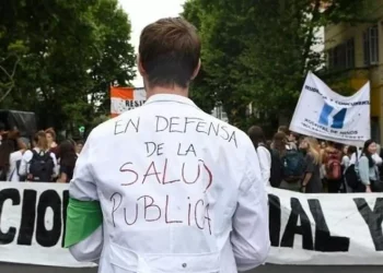 Trabajadores de la salud, organizaciones y sindicatos marchan a Plaza de Mayo contra el ajuste de Milei