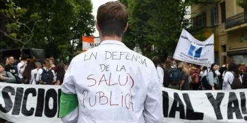 Trabajadores de la salud, organizaciones y sindicatos marchan a Plaza de Mayo contra el ajuste de Milei