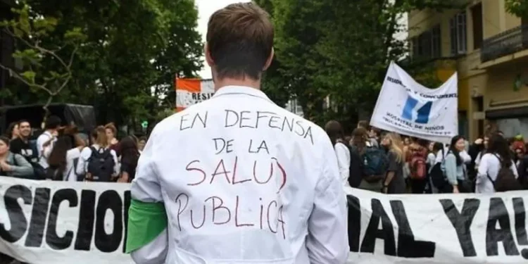 Trabajadores de la salud, organizaciones y sindicatos marchan a Plaza de Mayo contra el ajuste de Milei