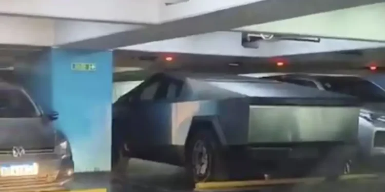 Más problemas en el bloque libertario: Manuel Quintar llegó al Congreso en una Tesla Cybertruck valuada en US$300.000