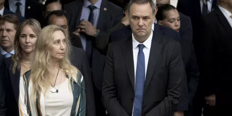 El PRO le suelta la mano a Adorni y el peronismo junta los votos para echarlo en el Senado