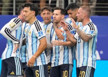 Argentina venció a Austria con dos goles de Messi y se clasificó a los 16avos de final