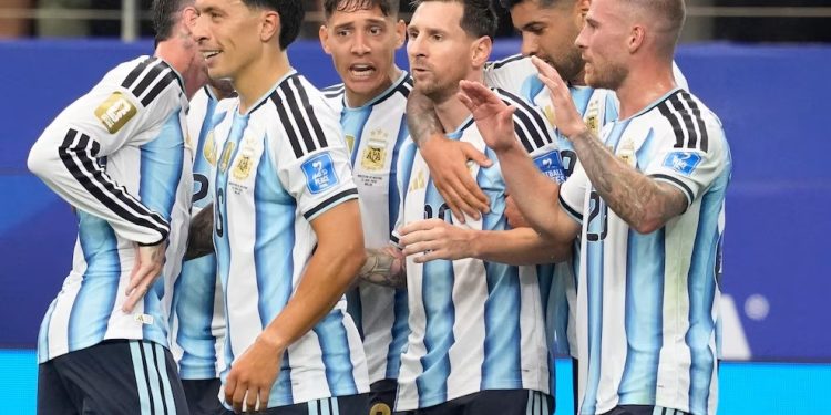 Argentina venció a Austria con dos goles de Messi y se clasificó a los 16avos de final