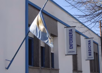 Un docente dijo en clase que a una alumna había que “matarla, cargarla en el baúl de un Falcon verde y tirarla por ahí”