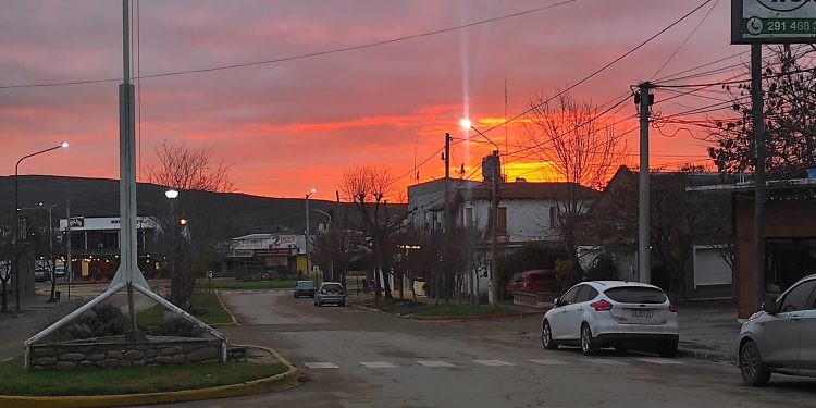 El sol busca un espacio entre la gris y persistente inestabilidad