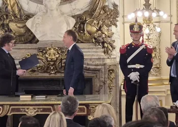Santilli juró como jefe de Gabinete ante Milei, con Adorni a su lado y gobernadores como invitados