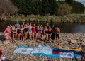 Una fiesta en las aguas frías de la comarca: más de veinte nadadores completaron un emotivo nado solidario y simbólico en Sierra de la Ventana