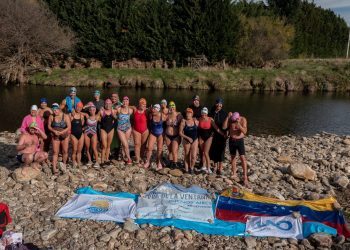 Una fiesta en las aguas frías de la comarca: más de veinte nadadores completaron un emotivo nado solidario y simbólico en Sierra de la Ventana