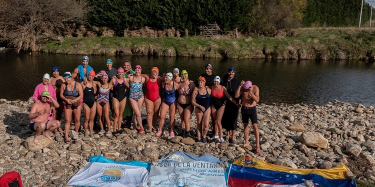 Una fiesta en las aguas frías de la comarca: más de veinte nadadores completaron un emotivo nado solidario y simbólico en Sierra de la Ventana
