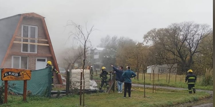 Principio de incendio en un complejo de cabañas de Villa La Arcadia: no se registraron heridos