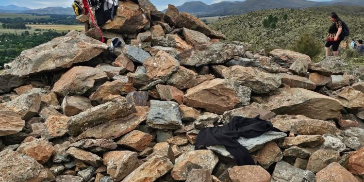 Hartos del uso desaprensivo: vecinos se unen para limpiar el Cerro del Amor tras el impacto negativo de restos funerarios