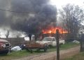 Feroz incendio devoró un galpón de chatarra en Pueblo Santa María