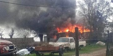 Feroz incendio devoró un galpón de chatarra en Pueblo Santa María