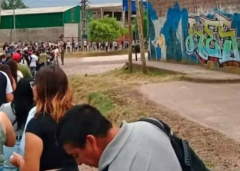 Los jóvenes no vuelven al país, pese al discurso libertario: emigración sostenida y desempleo creciente