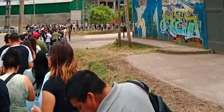 Los jóvenes no vuelven al país, pese al discurso libertario: emigración sostenida y desempleo creciente