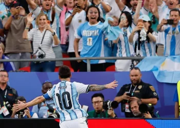 Argentina le ganó 3-0 a Argelia en su debut en el Mundial con un show de goles de Messi