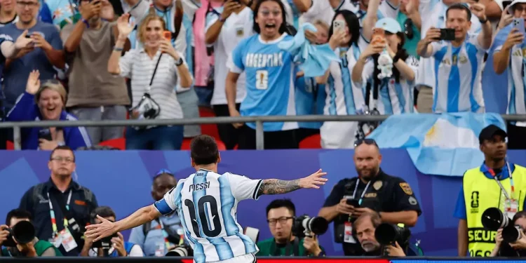 Argentina le ganó 3-0 a Argelia en su debut en el Mundial con un show de goles de Messi